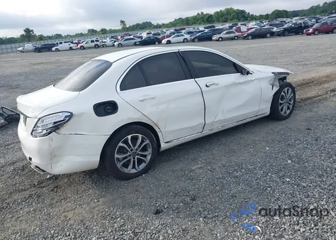 2018 Mercedes-Benz C 300 z USA, uszkodzony, nr VIN 55SWF4JB5JU268060